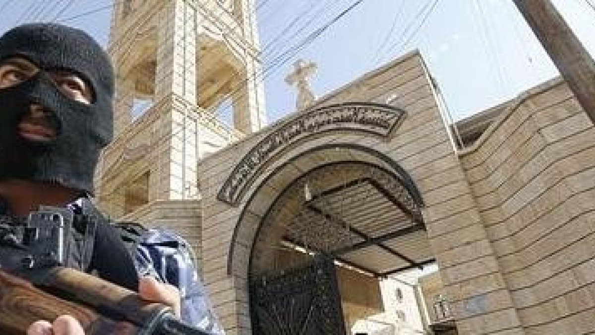 Soldado de seguridad irakí ante una iglesia de la ciudad de Bartala