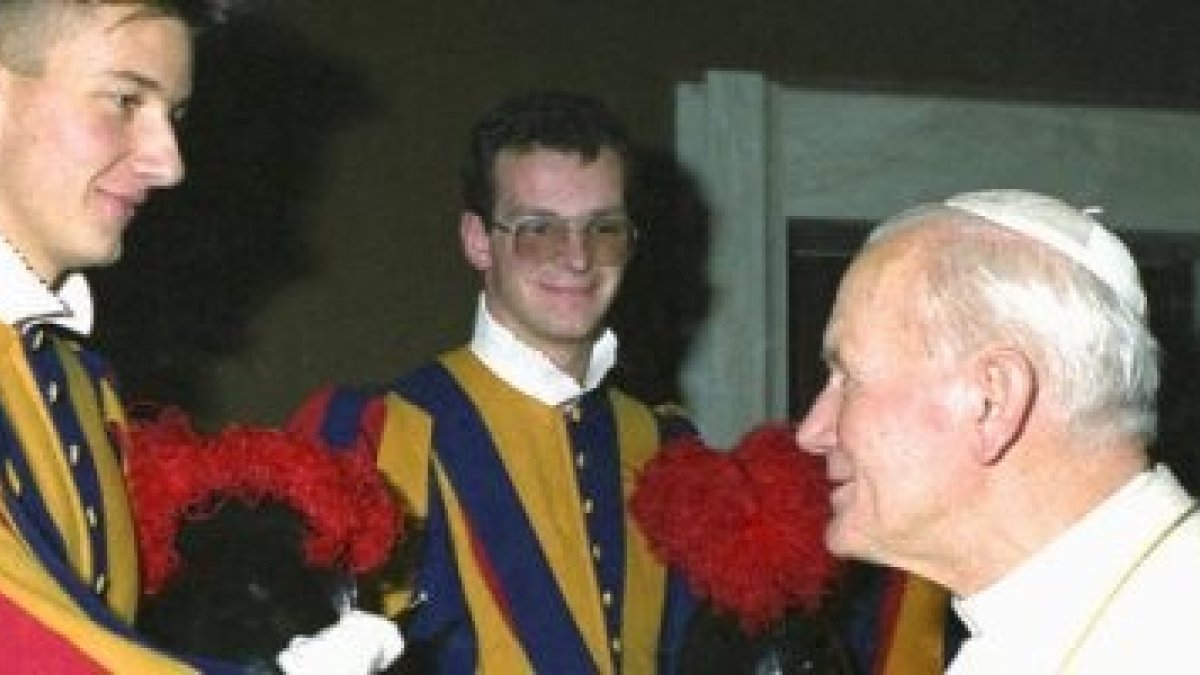 El joven Andreas Widmer, guardia suizo, saluda a Juan Pablo II... que le otorga toda su atención