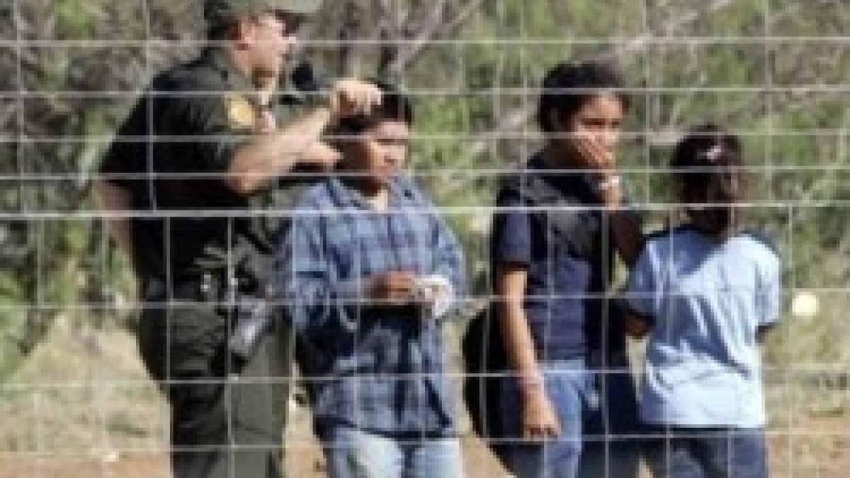 Niños centroamericanos sin papeles con un guardia fronterizo cerca de Laredo, Texas