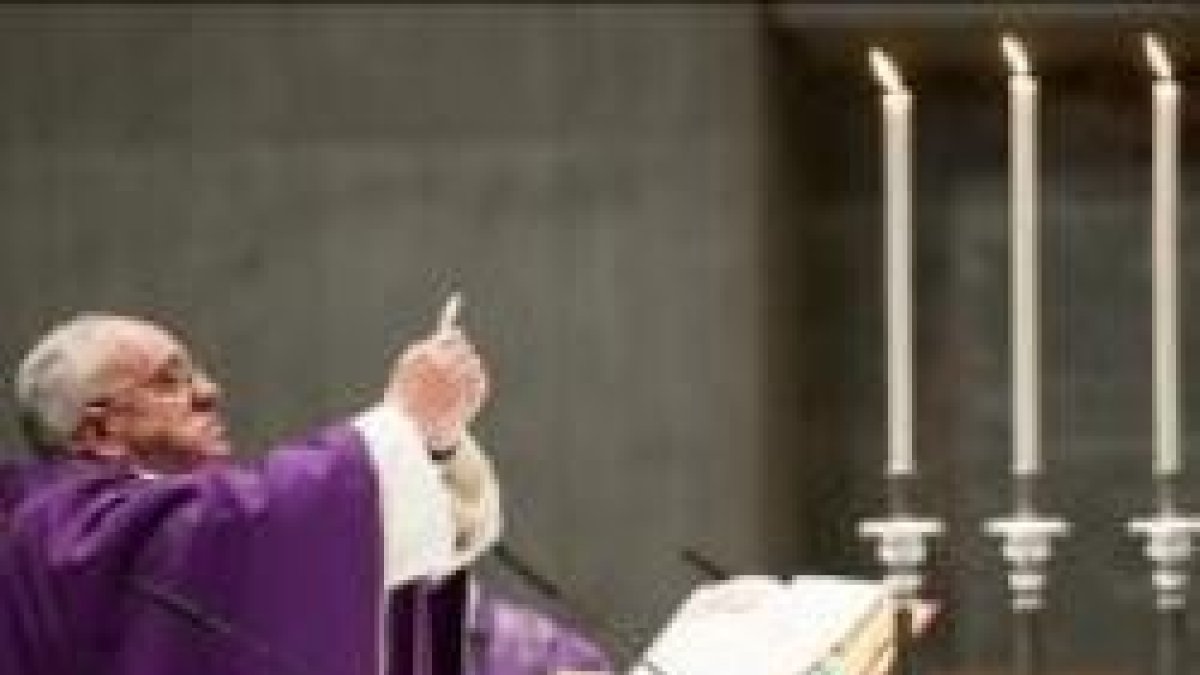 El Papa Francisco en el altar mayor de San Pedro