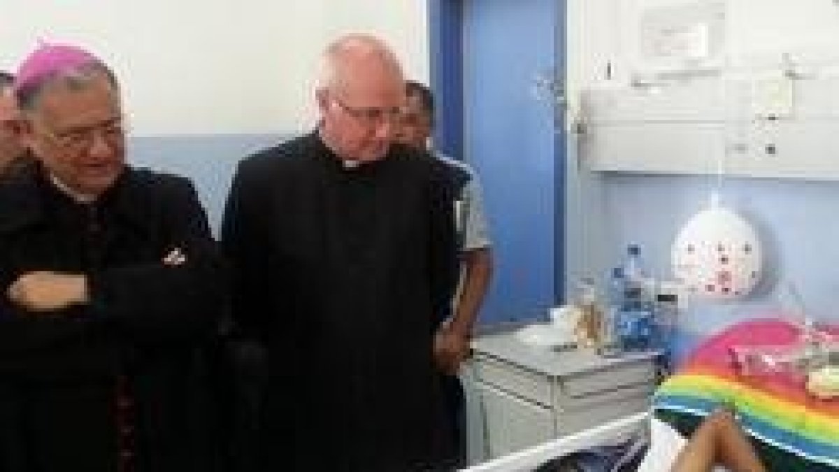 El Patriarca Twal visita el hospital católico San José de Jerusalén - atienden 25 heridos de guerra, casi todos musulmanes, uno es cristiano