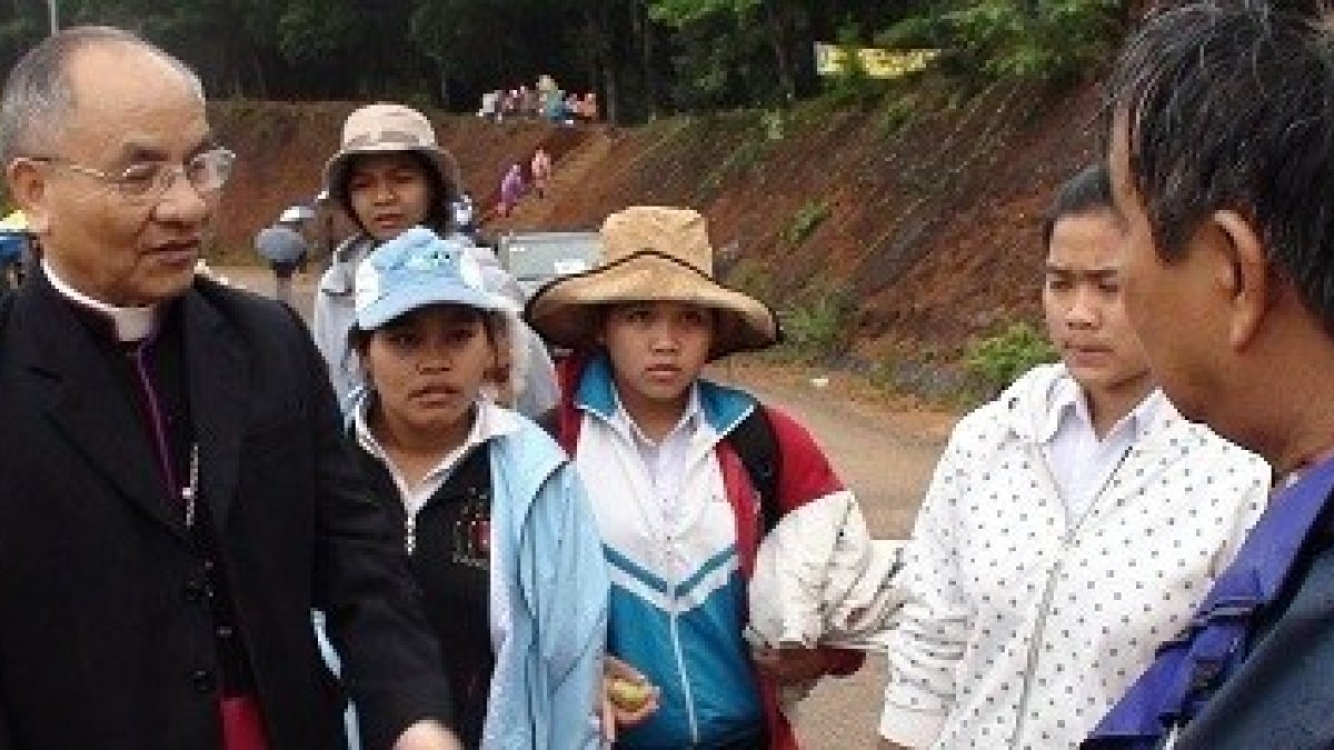 El obispo de Kontum, Michael 272;7913;c Hoàng Oanh, visita a sus parroquianos