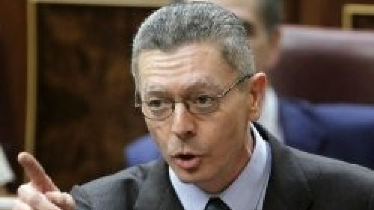 El ministro de justicia español corrigió las inexactitudes jurídicas del parlamentario comunista