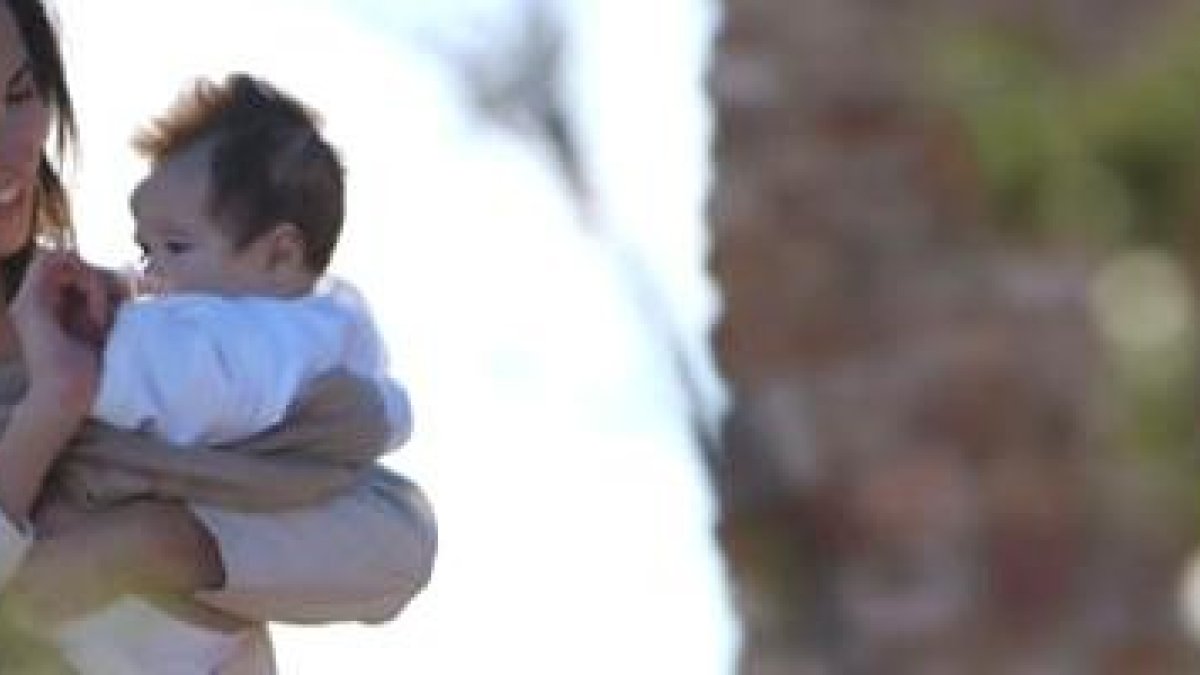 El Dios hecho Hombre tiene como trono a su madre, la Llena de Gracia - fotograma de la película Tierra de María