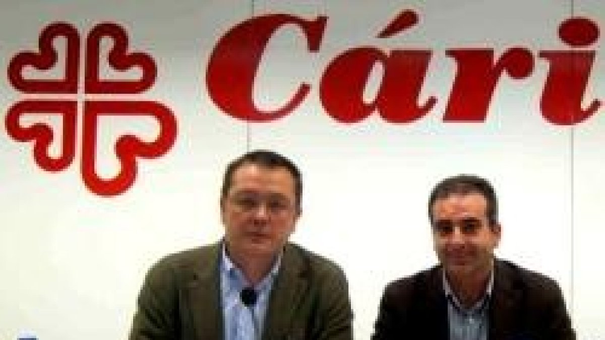 Francisco Lorenzo, coordinador de estudios de Cáritas, con Sebastián Mora, el secretario general