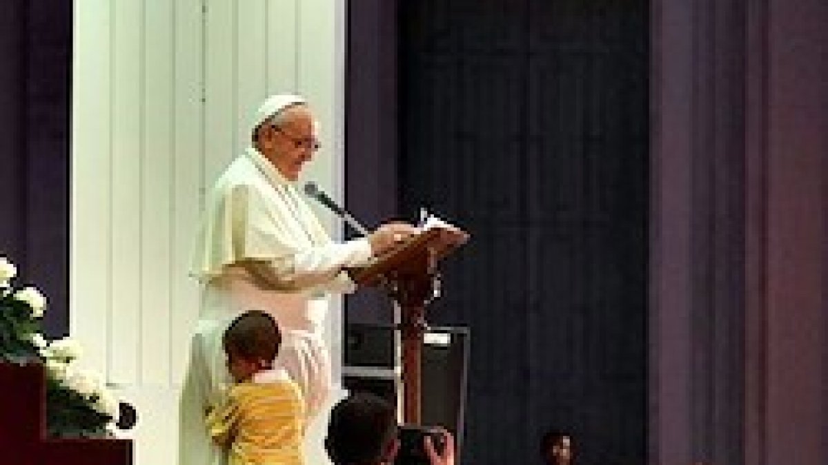 Carlos, el pequeño colombiano que en octubre pasado sorprendió a todos subiéndose con el Papa y abrazándole.
