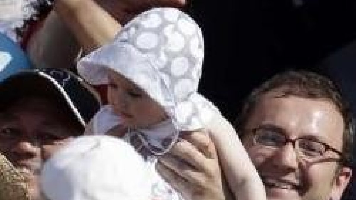 Cuando el Papa abraza o besa niños pequeños, se refleja algo de la relación del Padre con sus hijos