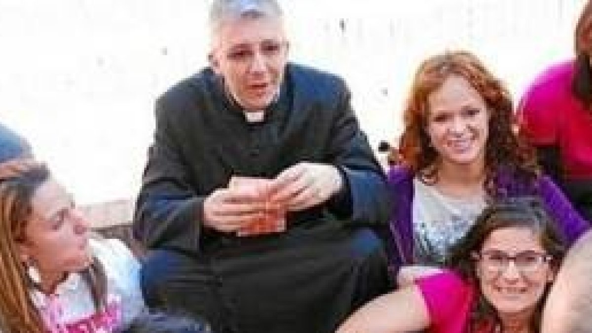 El padre Andrea Brugnoli con colaboradoras de Sentinelle del Mattino, siempre en la calle