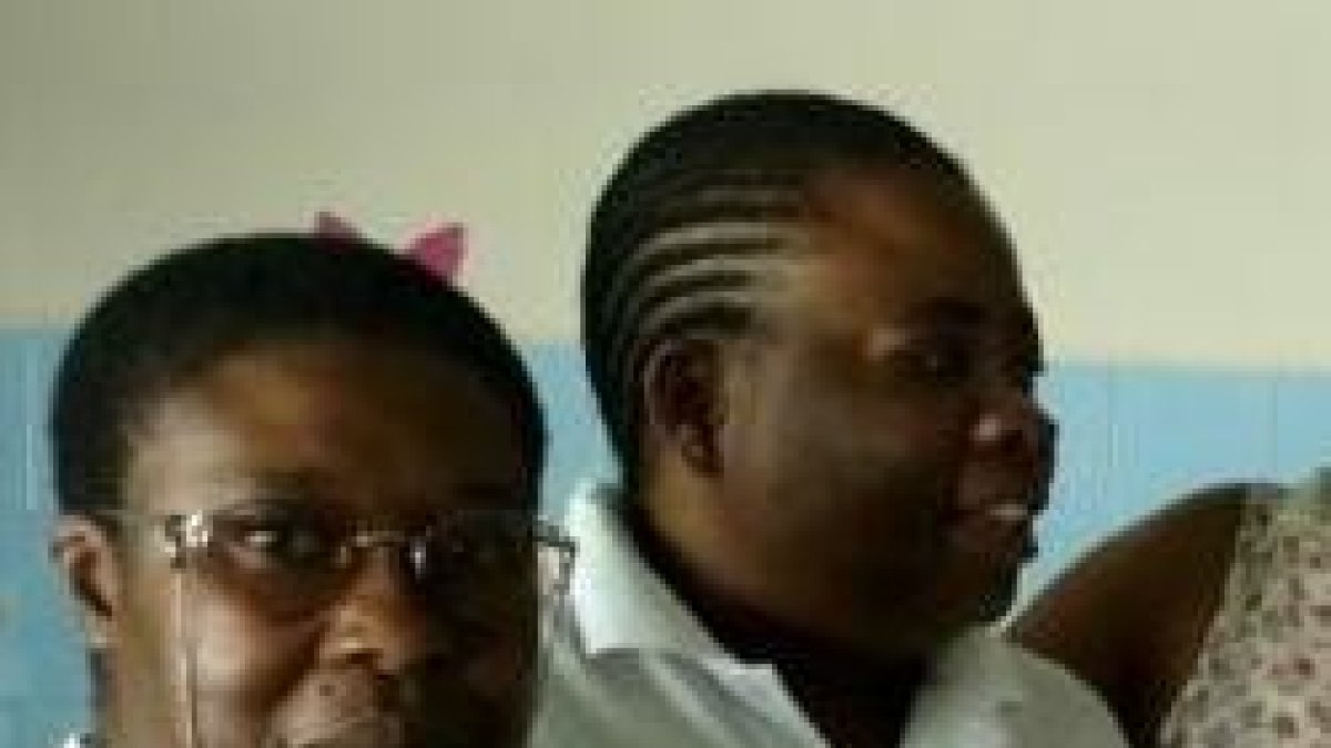 La hermana Paciencia Melgar mira a la cámara; la hermana Chantal, a su lado, murió en la madrugada del sábado