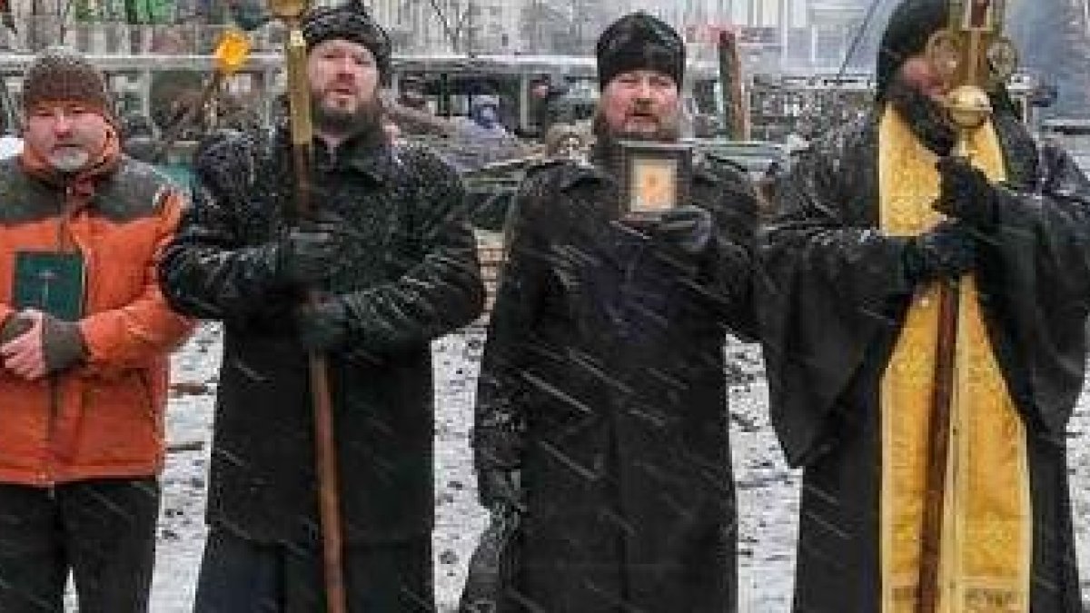 Cristianos distintas iglesias en el Maidán, contra la violencia... pero después de meses de ataques, las iglesias se ven arrastradas por nacionalistas de ambos bandos