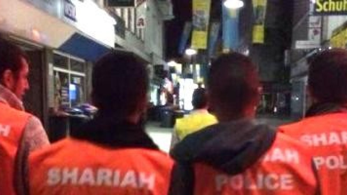 En Alemania y otros países hay patrullas para fomentar la sharia... la clave está en la línea que separa el exhortar y recomendar con el amedrentar y forzar