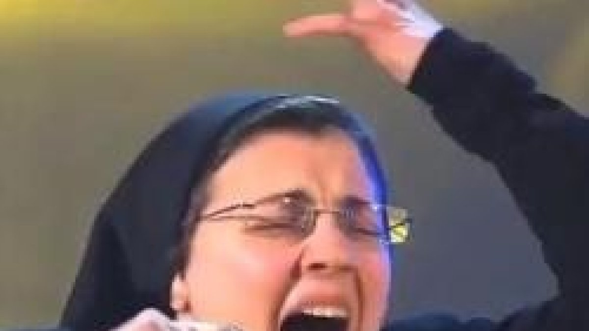 Sor Cristina Scuccia, ursulina de 25 años, canta con pasión