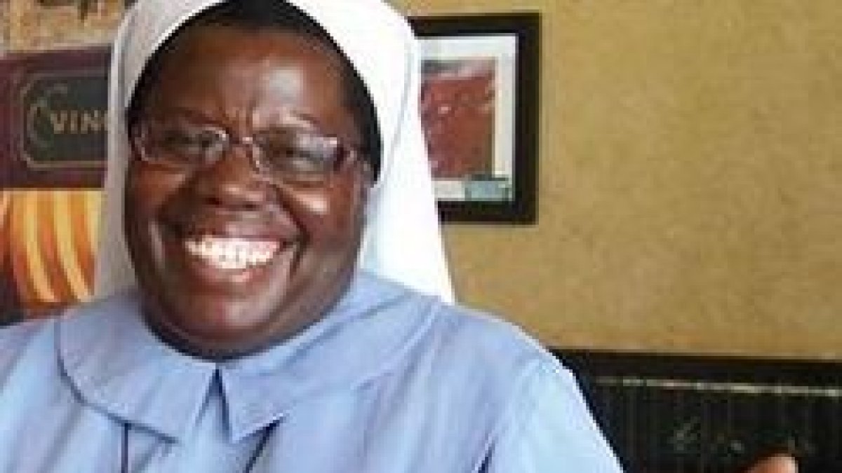 Rosemary Nyirumbe recupera mujeres dañadas por abusos y atiende a sus hijos y familias