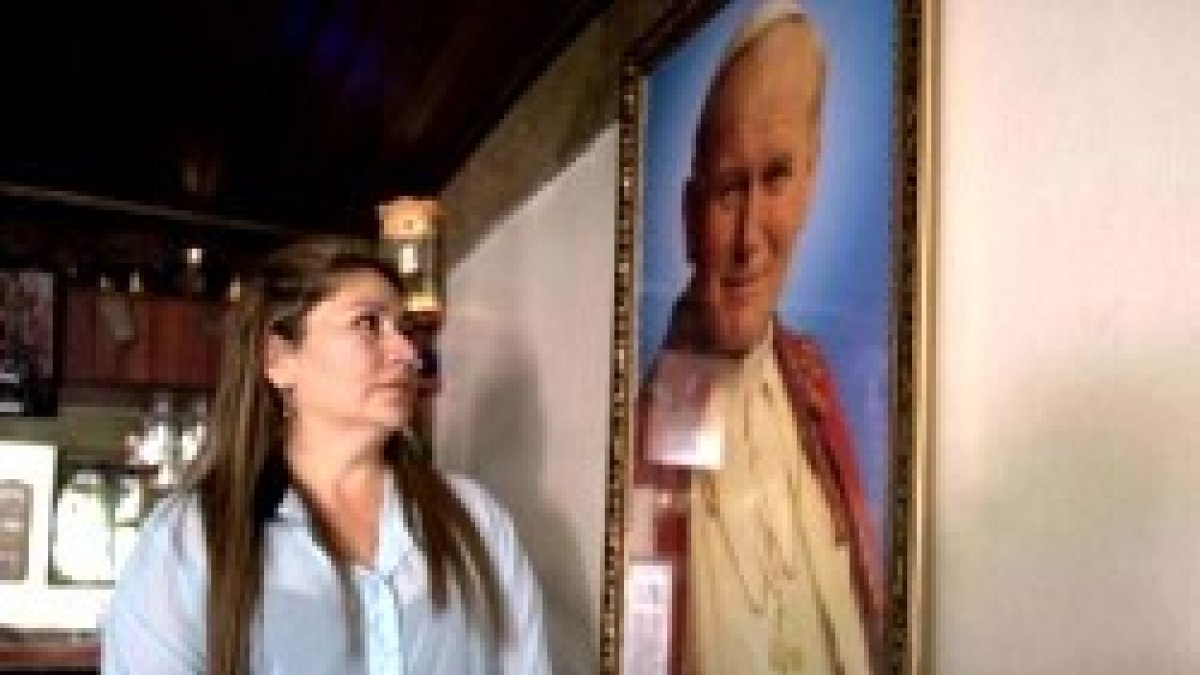 Floribeth Mora ante una imagen de Juan Pablo II en su casa - su sanación ha sido analizada con detalle