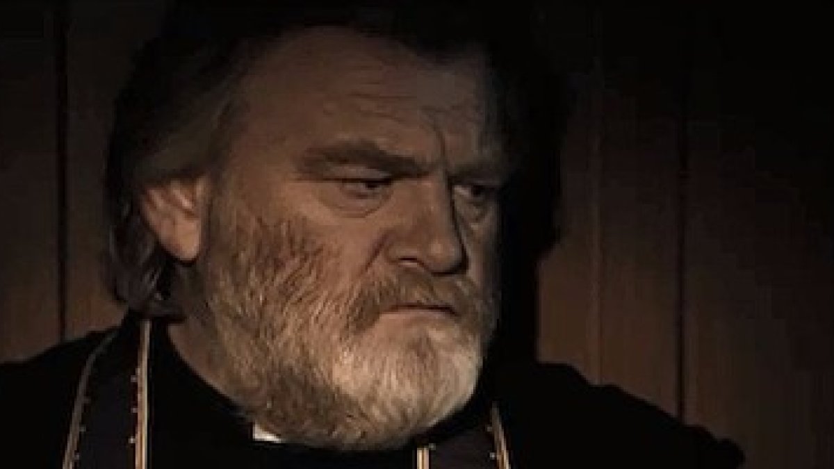 Brendan Gleeson logra un retrato humano y creíble del padre James Lavelle.