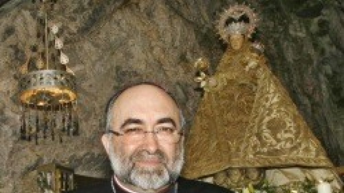 El arzobispo Sanz, de Oviedo, con la Virgen de Covadonga, llamada La Santina en Asturias