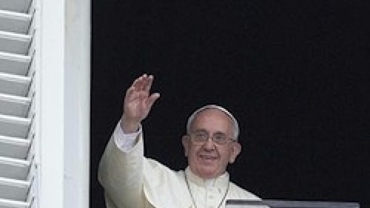 La Virgen María, modelo de tierra fértil para la Palabra, dijo el Papa.