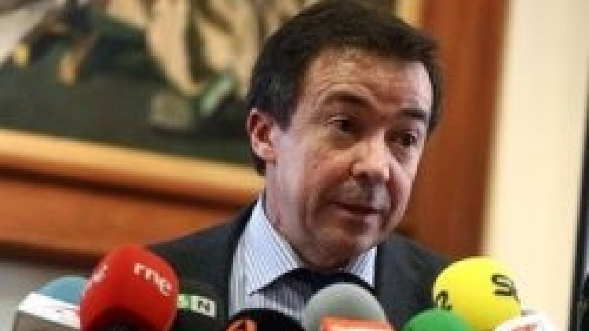 José Carrillo, rector de la Universidad Complutense de Madrid, debería asegurarse de que la Facultad de Historia siga teniendo capilla amplia y accesible