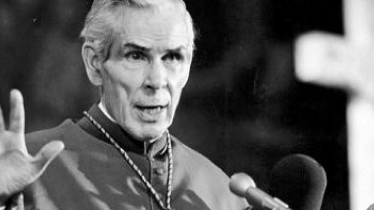 El obispo Fulton Sheen, en proceso de beatificación, fue un gran predicador televisivo y radiofónico.