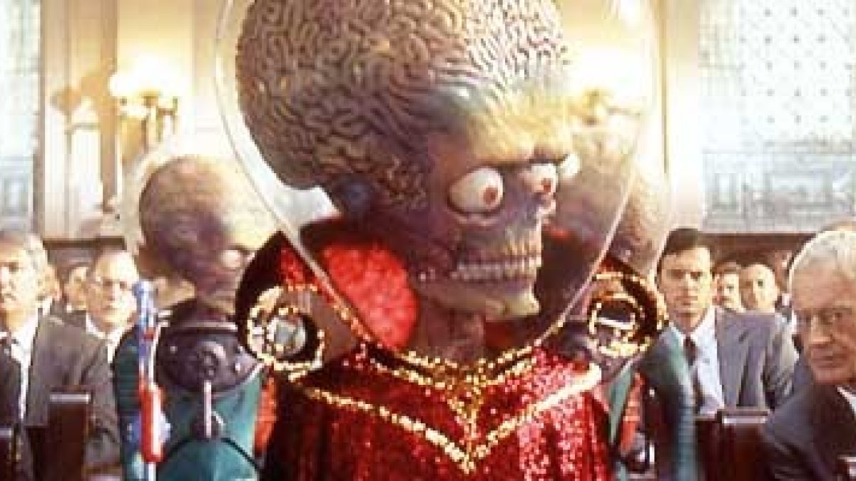 Mars Attacks, dirigida en 1996 por Tim Burton, plantea una invasión alienígena en términos de un duro sarcasmo y humor negro.