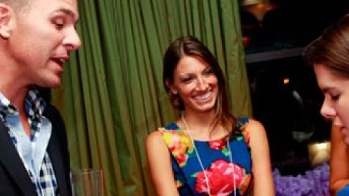 Los comerciales de Egg-Banxx en la Fiesta de Congelación de Óvulos, vendiendo humo a chicas que quieren comprar control sobre su futuro y fertilidad