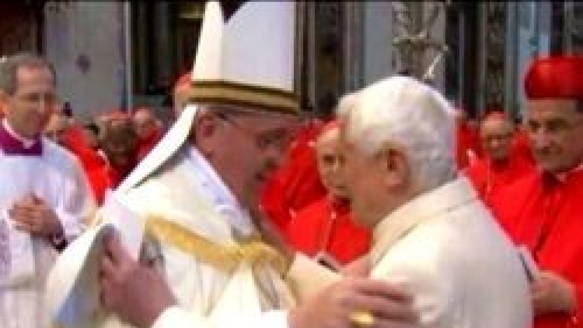 Francisco saluda a Benedicto XVI que acudió en febrero al consistorio que creaba nuevos cardenales