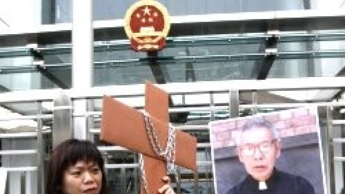 Manifestación en Hong Kong -donde hay algo más de libertad que en el resto de China- por los obispos y sacerdotes detenidos