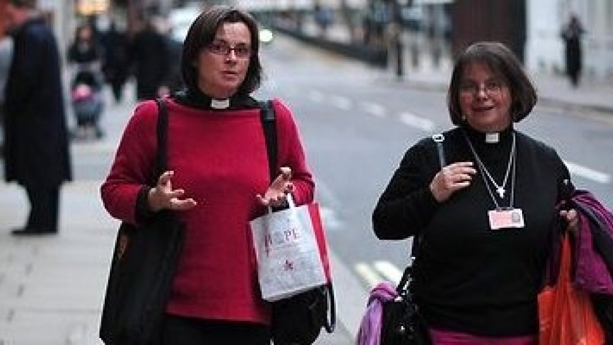 La Iglesia anglicana de Inglaterra, que ya ordenaba más sacerdotisas que pastores varones, ahora ordenará obispesas... pero eso no atraerá feligresía