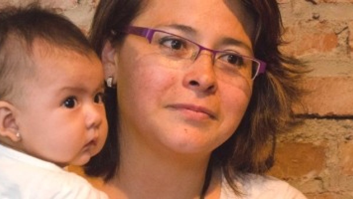 Magaly Imaicela y la pequeña Valentina, apoyadas por Spei Mater en la parroquia de San Ramón Nonato - Foto de Isaac Rodríguez para Revista Misión