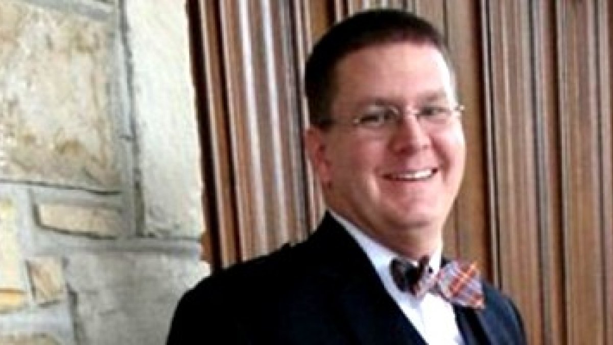 Elliott Suttle es actualmente profesor de inglés en Japón, donde conduce 2 horas para ir a una misa de 10 o 20 parroquianos