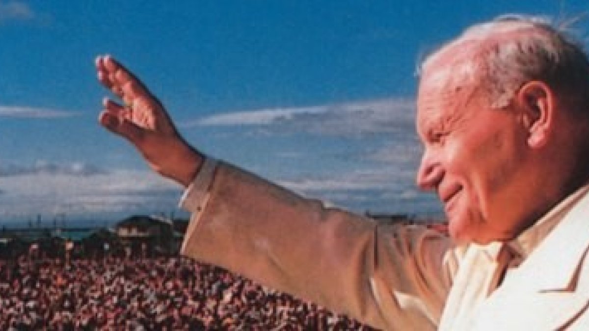 Juan Pablo II saluda a la multitud en su visita a Chile de 1987