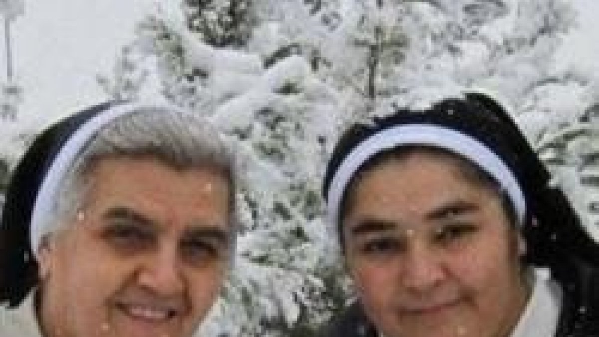 Una foto invernal de las dos monjas liberadas: han pasado 17 días secuestradas por los yihadistas