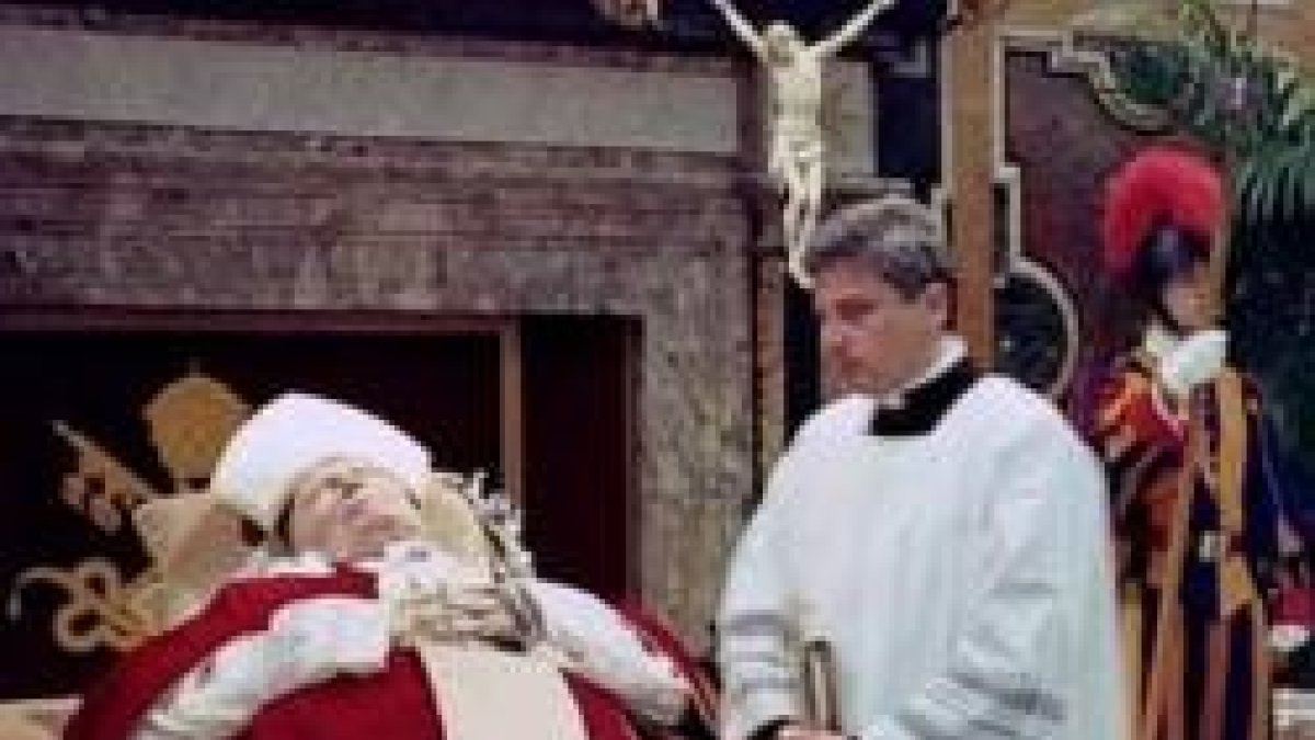 Krajewski junto al difunto Juan Pablo II durante los días de su velatorio