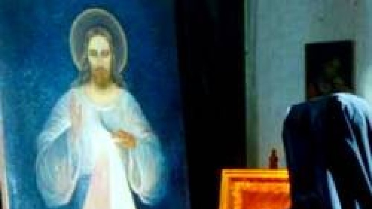 Faustina pidió un cuadro de Jesús, con un rayo pálido y otro rojo en su corazón y la frase Jesús Confío En Ti