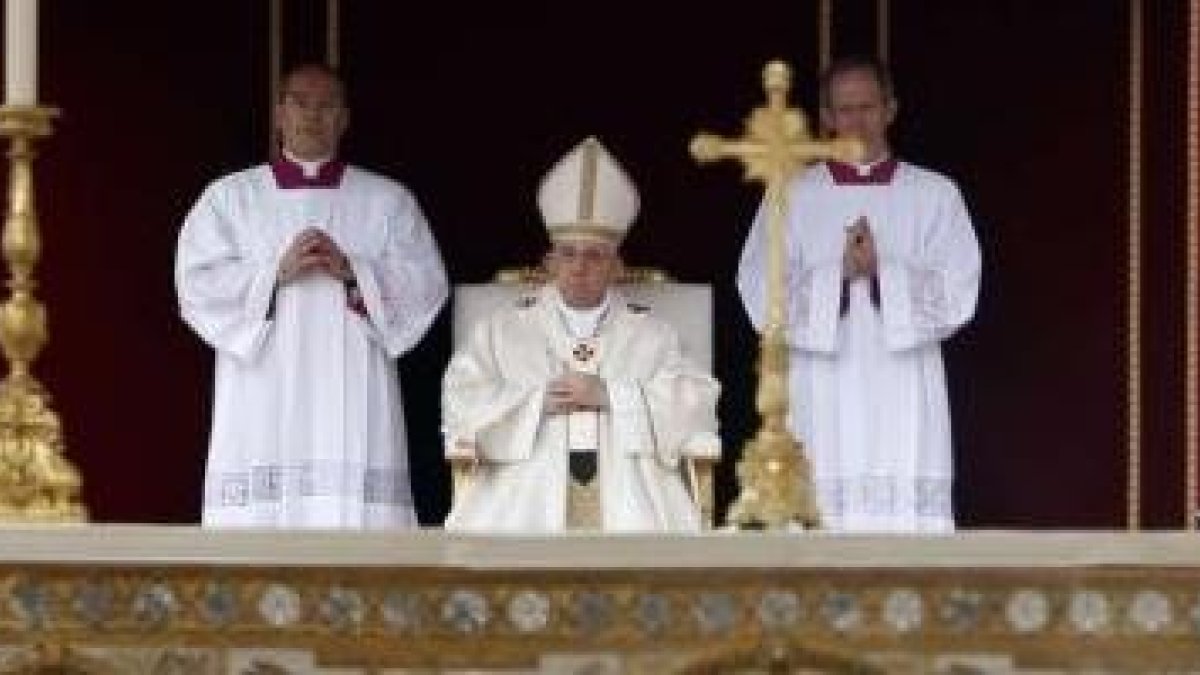 Francisco durante la canonización, mientras retiran las reliquias de los santos papas