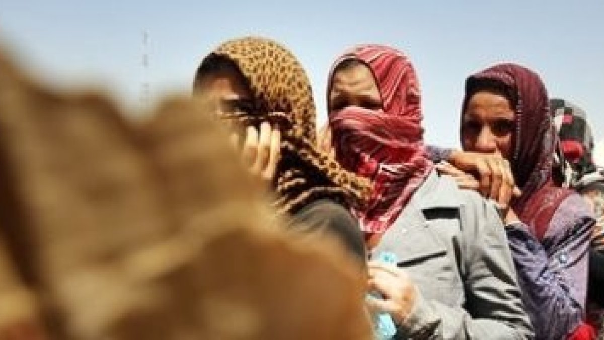 Mujeres refugiadas en Khazair, Irak... los yihadistas hacen negocio con las mujeres de minorías no islámicas, que venden como siervas, concubinas o segundas esposas