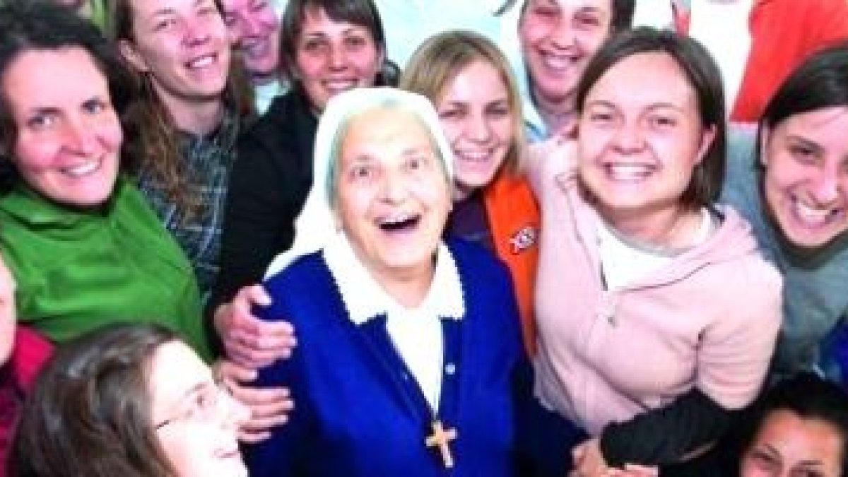 Ama a los jóvenes, les exige, les acompaña, y con oración y trabajo ellos dejan drogas y adicciones - es Elvira Petrozzi