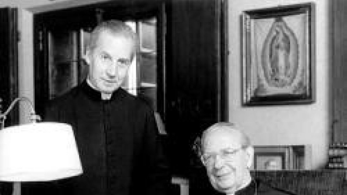 Álvaro del Portillo, sentado, junto a Javier Echeverría, que sería su sucesor