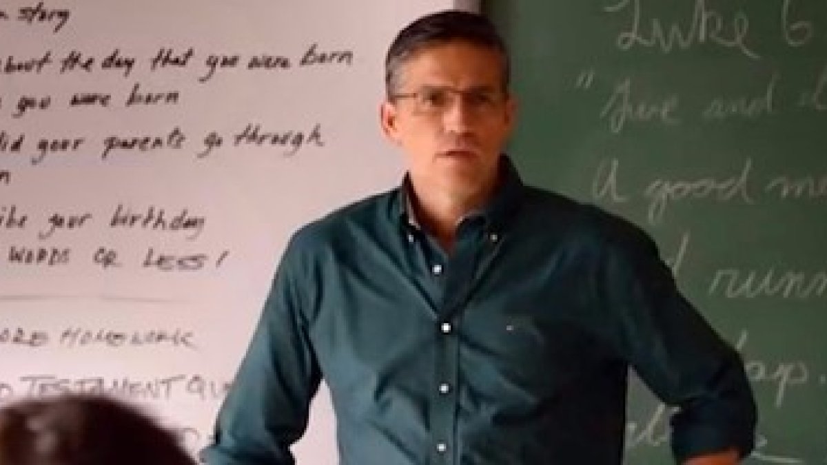 Caviezel interpreta a Bob Ladouceur, toda una institución deportiva en Estados Unidos.