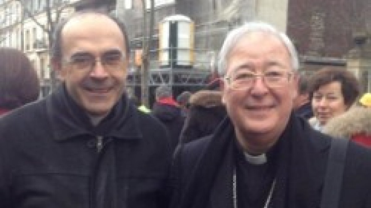 El obispo Reig Pla -a la derecha- con el cardenal Barbarin, de Lyon, en la Marcha por la Vida de París