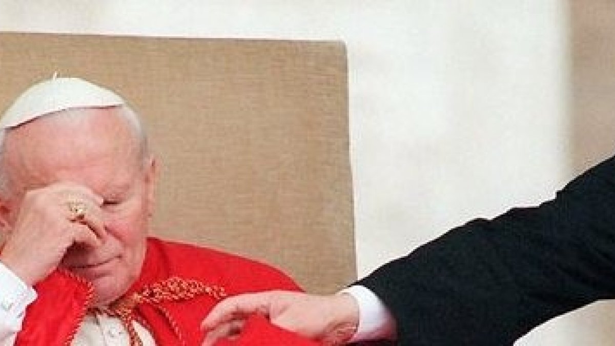 Dziwisz ayuda a Juan Pablo II en un momento de oración y cansancio en 1996 durante una audiencia pública
