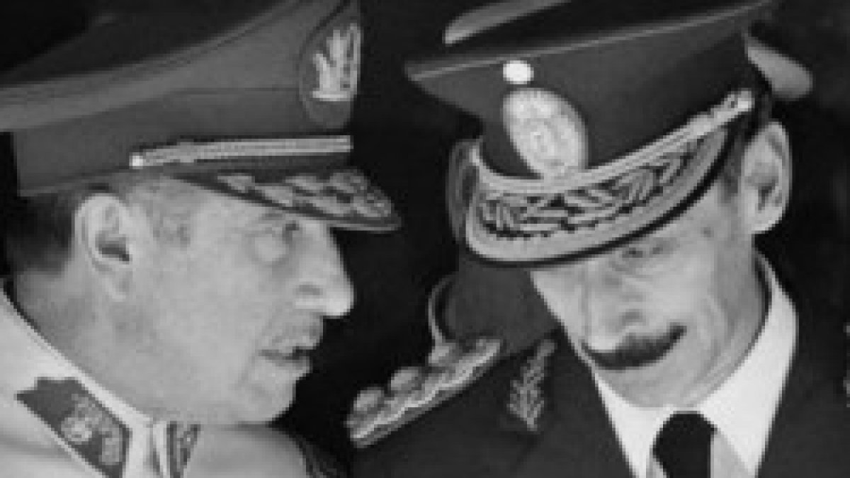 Pinochet y Videla en su reunión de 1976... dos años después casi arrastran a sus países a una guerra entre pueblos vecinos y hermanos