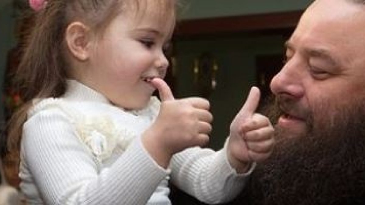 El padre Longin empezó adoptando un niño y luego ya no pudo parar...