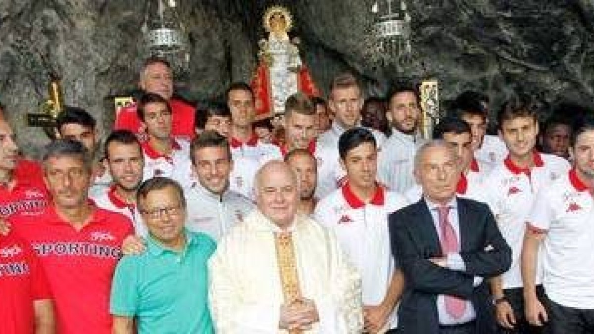 El padre Fernando Fueyo acompaña como capellán a la plantilla del Sporting de Gijón en su visita a la Santina de Covadonga