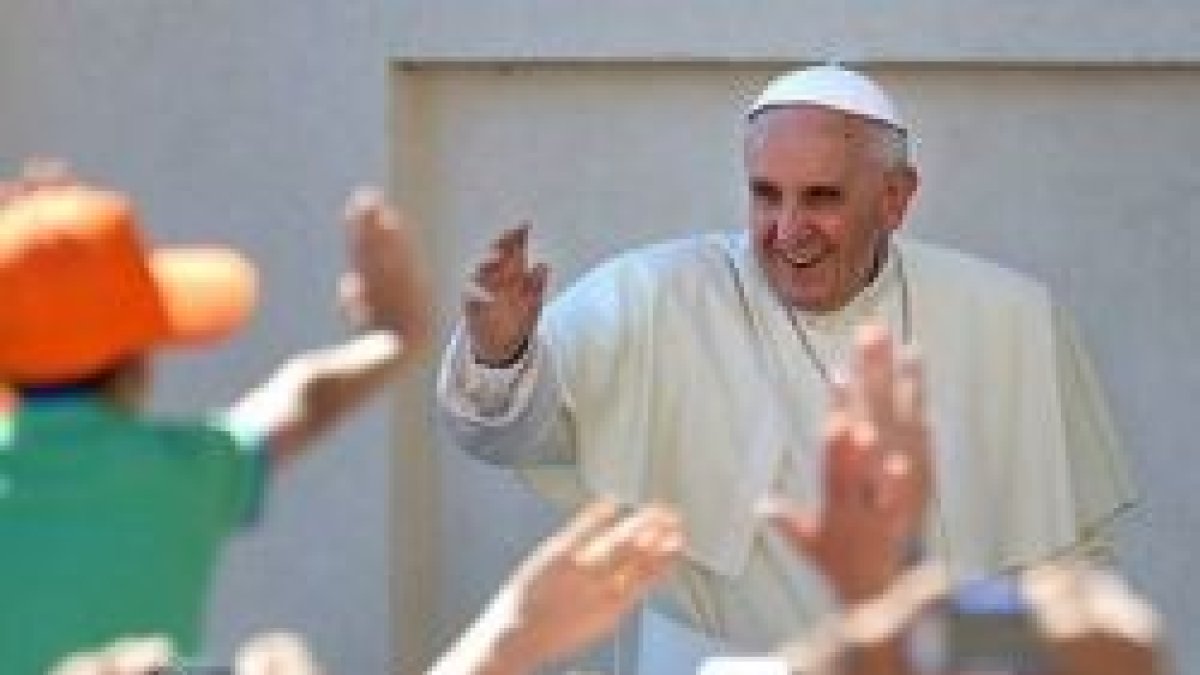 El Papa Francisco regaló un ejemplar de los evangelios a los peregrinos este domingo en la plaza de San Pedro