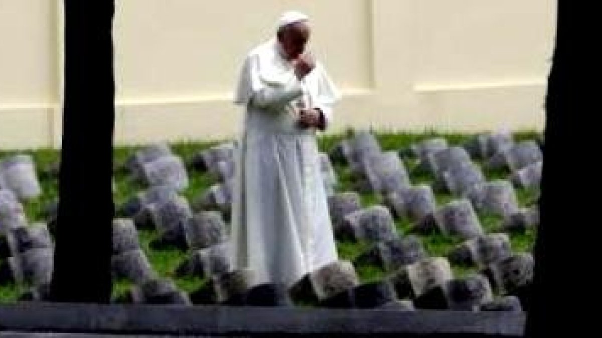 El Papa Francisco ora en el cementerio austrohúngaro de Fogliano, lleno de caídos en la Primera Guerra Mundial