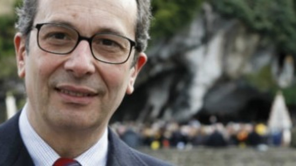 De Franciscis, pediatra napolitano, supervisa un equipo que aplica una metodología sistemática - que hubo enfermedad, hubo curación estable y no es explicable