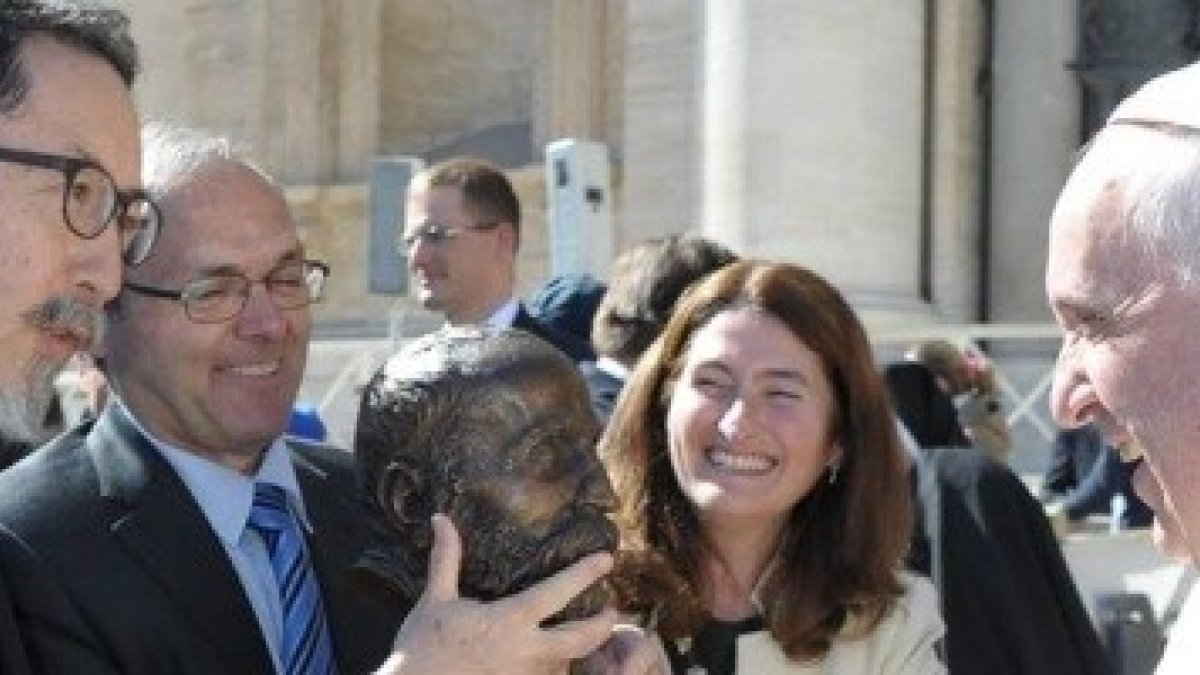 El escultor japonés Etsuro Sotoo y José Manuel Almuzara, ambos de la Asociación Pro Beatificación de Gaudí, entregan un busto del arquitecto al Papa el pasado 5 de marzo