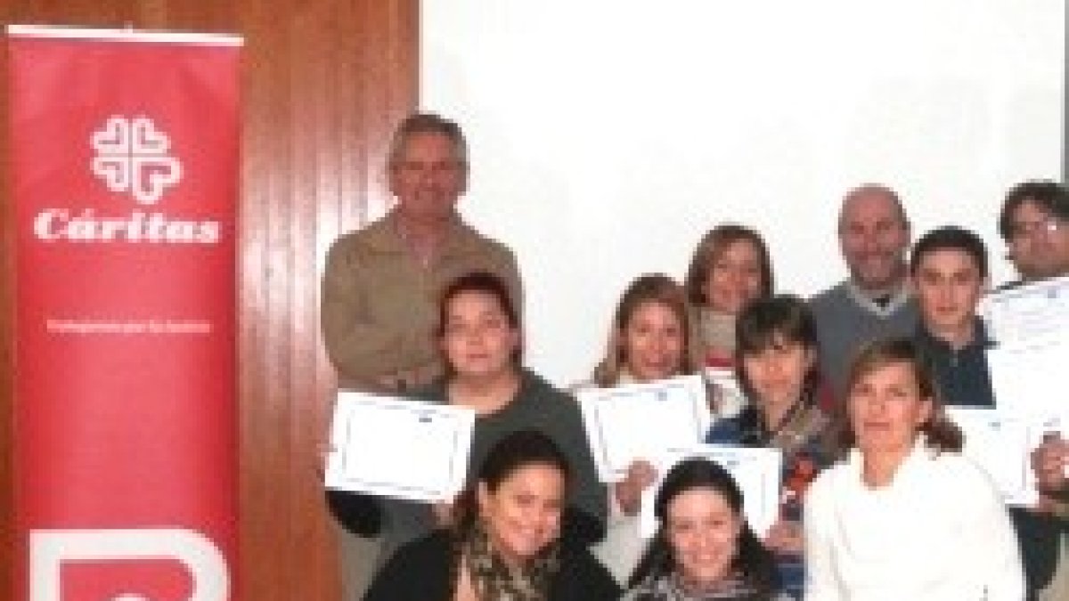 Diplomados en un taller laboral de Cáritas muestran su título