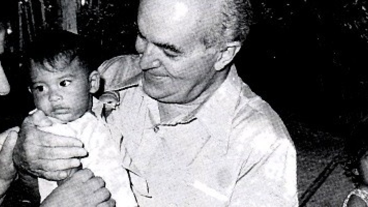 Marcello Candia sostiene a un niño - se volcó en obras para los pobres en el delta del Amazonas